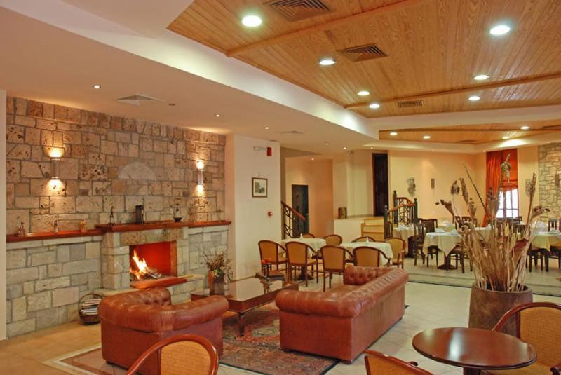 Hotel Kynaitha Калаврита Экстерьер фото