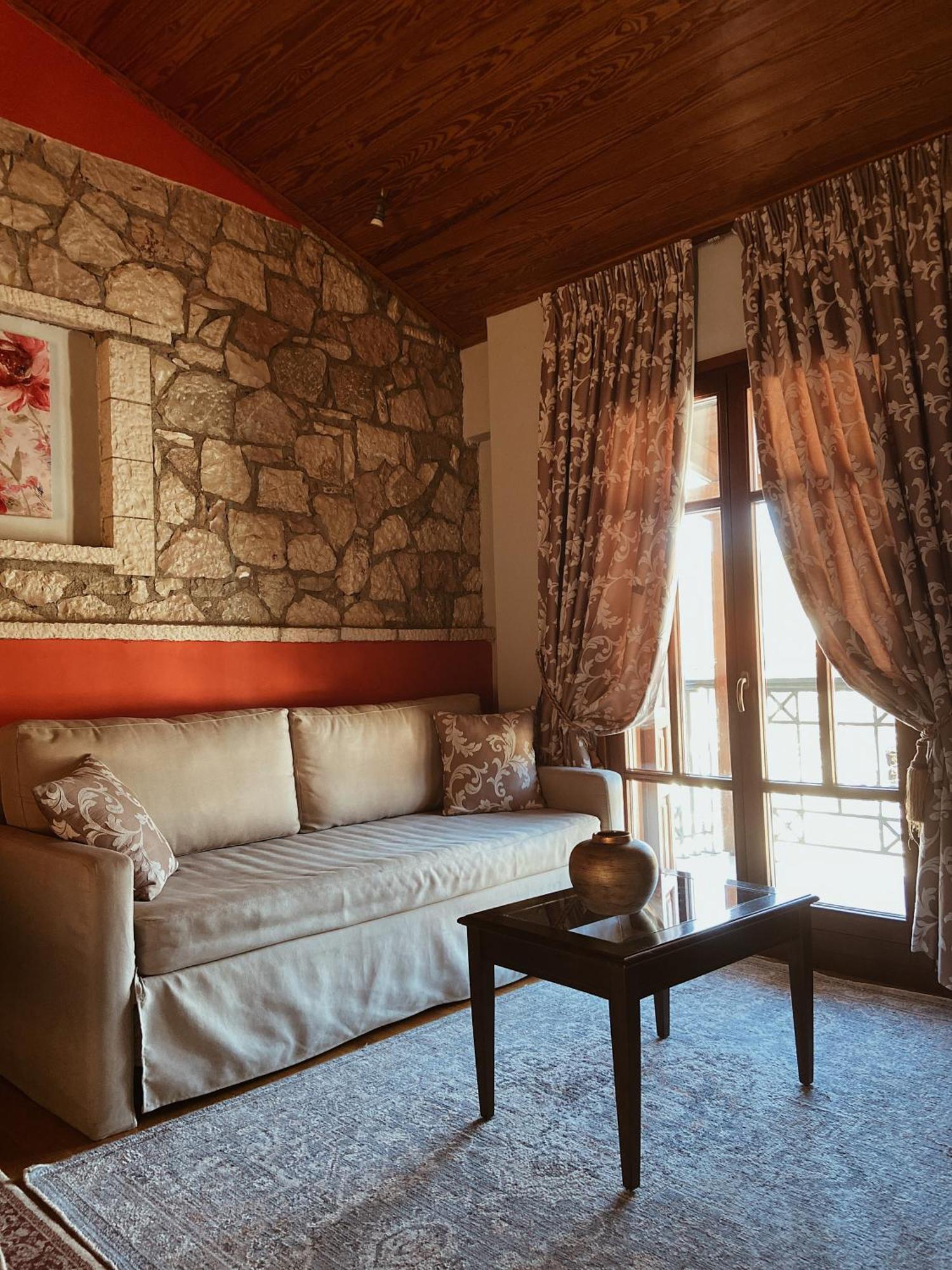 Hotel Kynaitha Калаврита Экстерьер фото