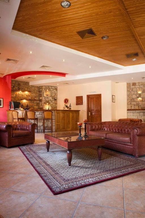 Hotel Kynaitha Калаврита Экстерьер фото